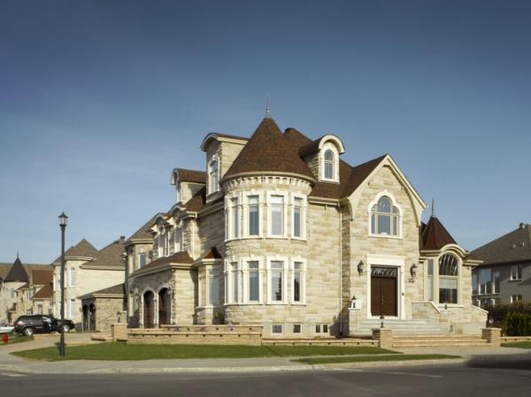 Luxury homes in Nouveau St-Laurent