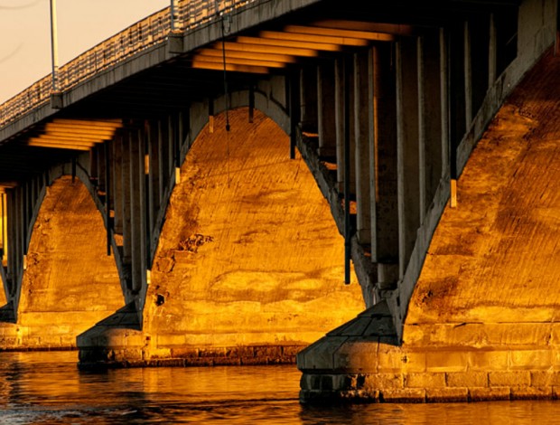 pont-viau-Last_light_under_the_bridge-Emmanuel-Huybrecht-Wikimedia