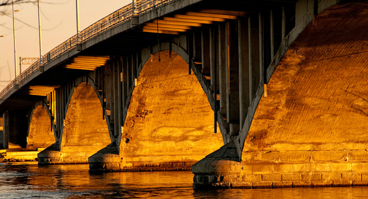 pont-viau-Last_light_under_the_bridge-Emmanuel-Huybrecht-Wikimedia